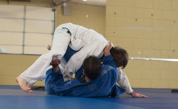How can British judo practitioners enhance their grip strength for better control?